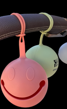 Cargar imagen en el visor de la galería, BabyMuu - Portachupete - cara feliz para Coche o Bolso
