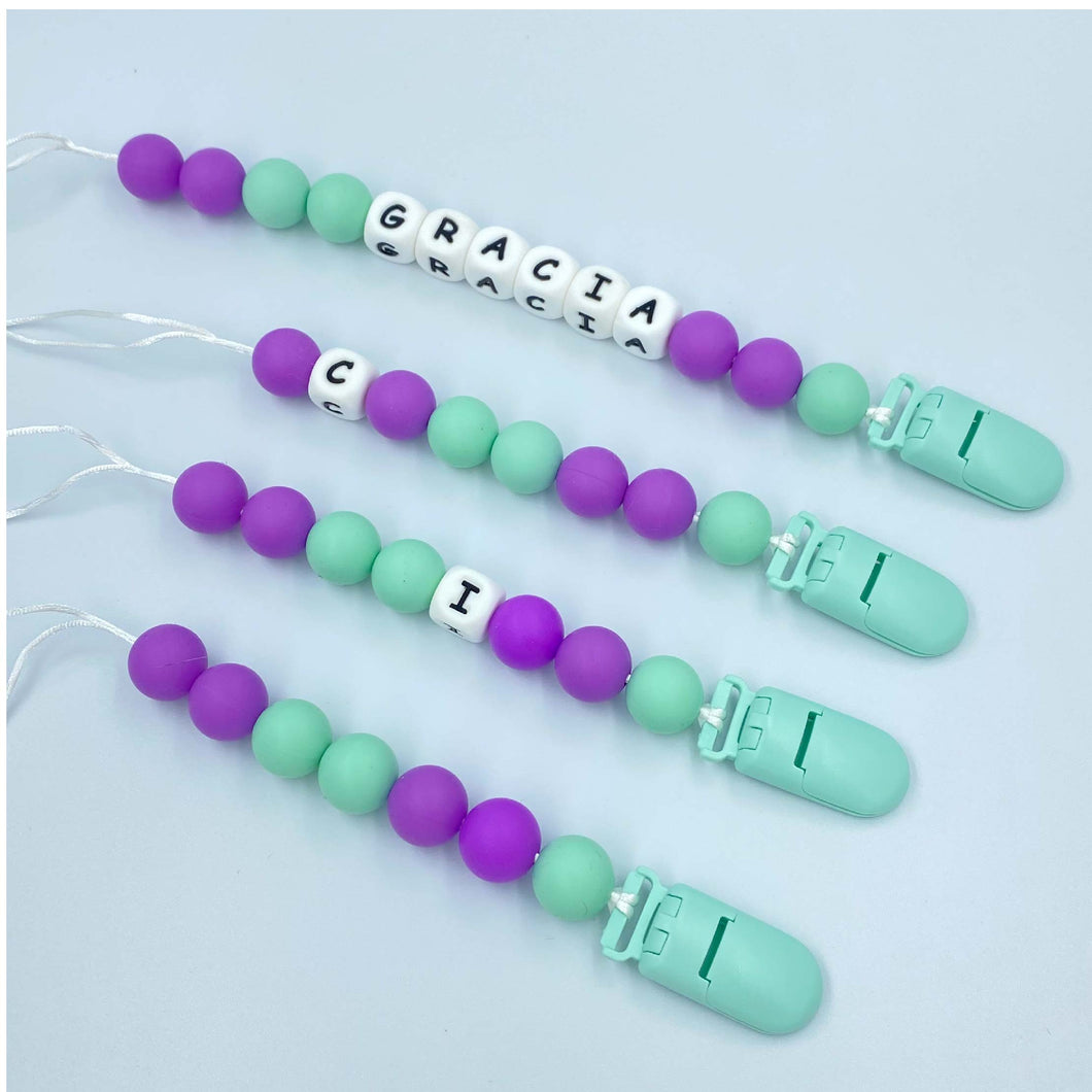 BabyMuu - Porta Chupetes - Accesorios - Morado - Nombre Personalizable - Cuencas Redondas