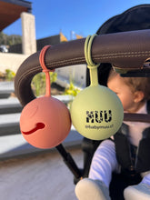 Cargar imagen en el visor de la galería, BabyMuu - Portachupete - cara feliz para Coche o Bolso
