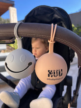 Cargar imagen en el visor de la galería, BabyMuu - Portachupete - cara feliz para Coche o Bolso
