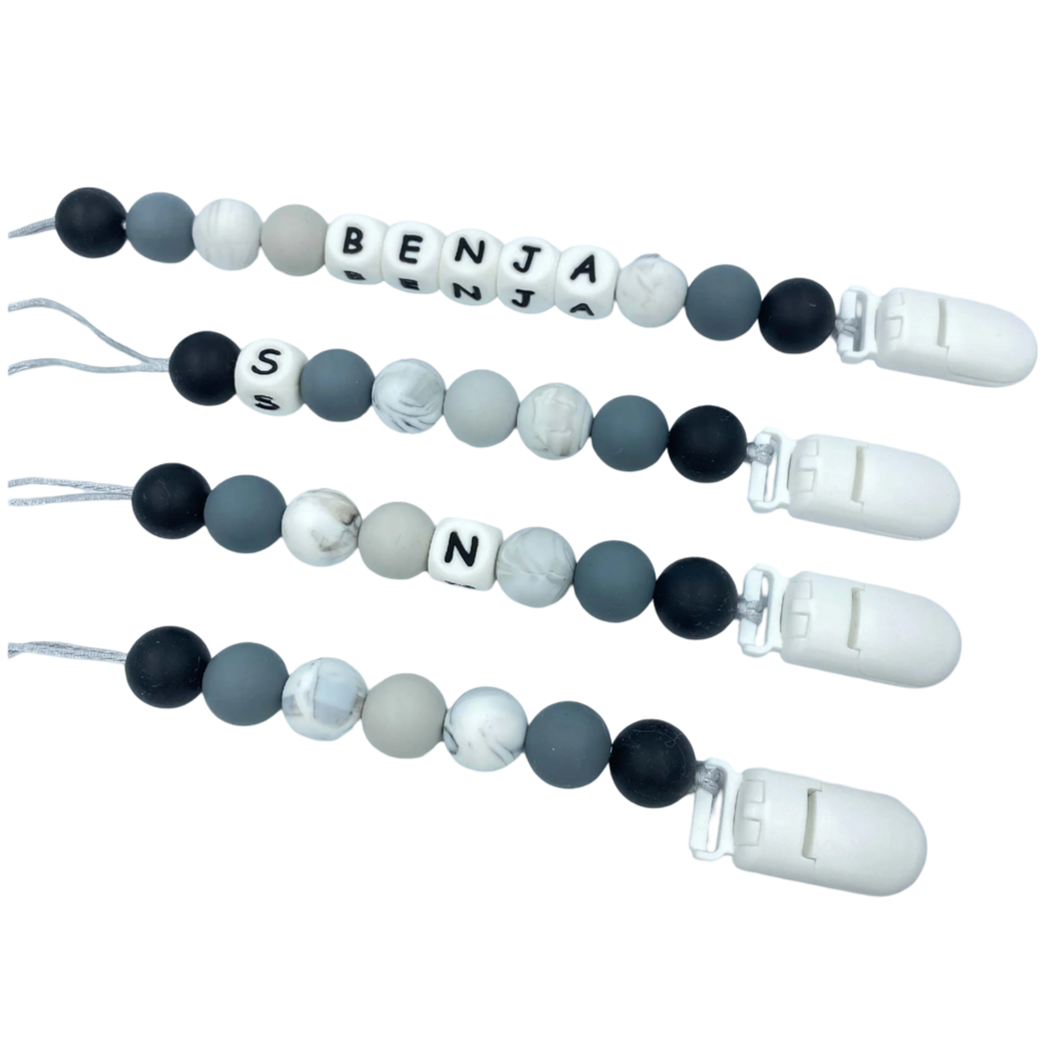 BabyMuu - Porta Chupetes - Accesorios - Blanco y Negro - Nombre Personalizable - Cuencas Redondas