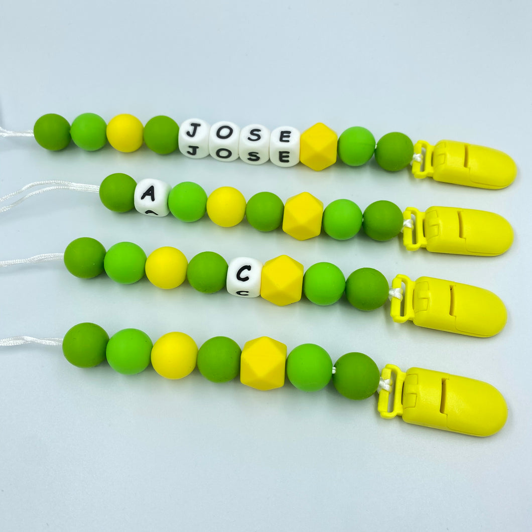 BabyMuu - Porta Chupetes - Accesorios - Verde Amarillo - Nombre Personalizable - Cuencas Redondas